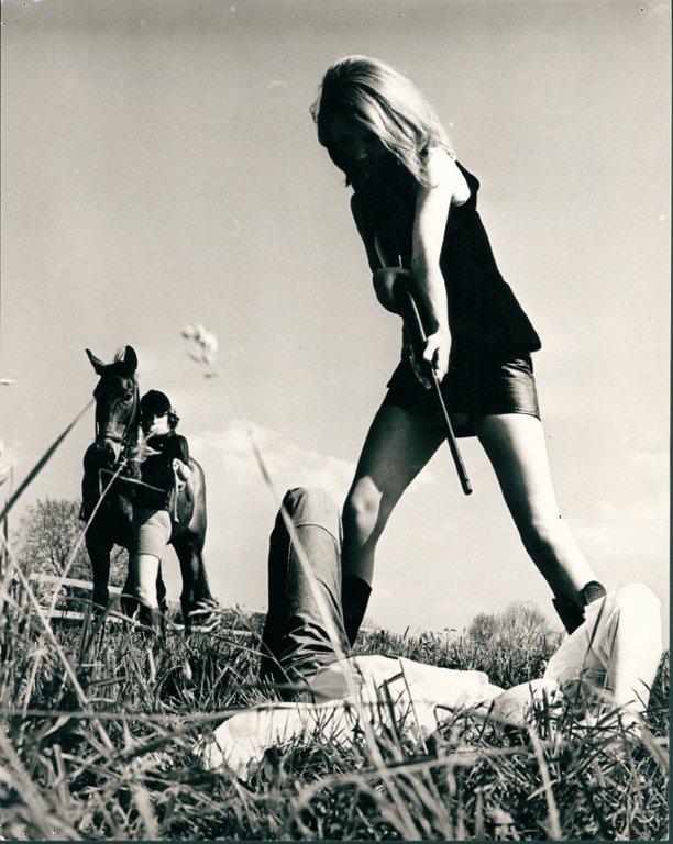 Frau_Pferd_Waffe