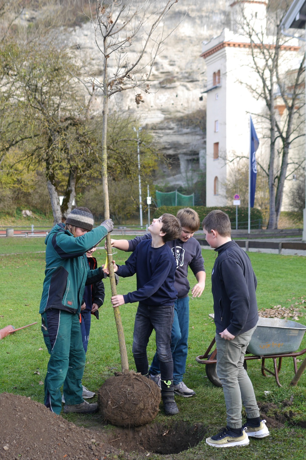 3_Eichenpflanzung Schule Schloss Stein_Foto Lothar Mueller_7