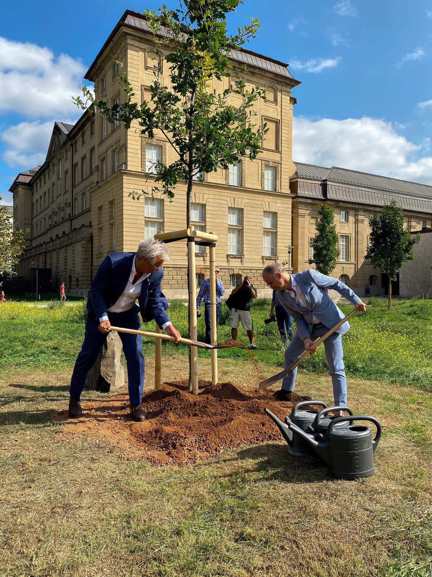 Eichenpflanung_zu_Ehren_von_Joseph_Beuys__v_l._n_r.__OB_Jochen_Partsch_Dr._Martin_Faass__HLMD_Foto Anne-Sophie Ebe