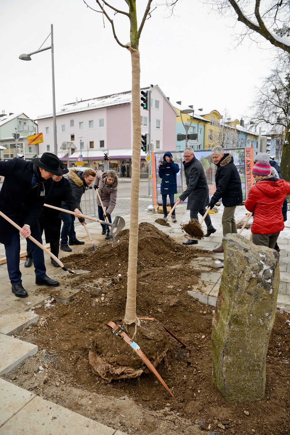 11_2018_12_14 B75 Eichenpflanzung Rathausplatz