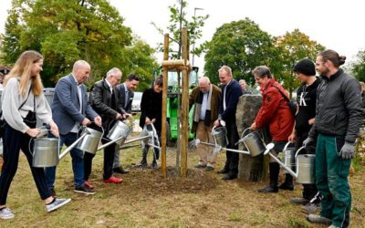 04-10-2021: Oak planting in honour of Joseph Beuys in the Traunreut Youth Settlement