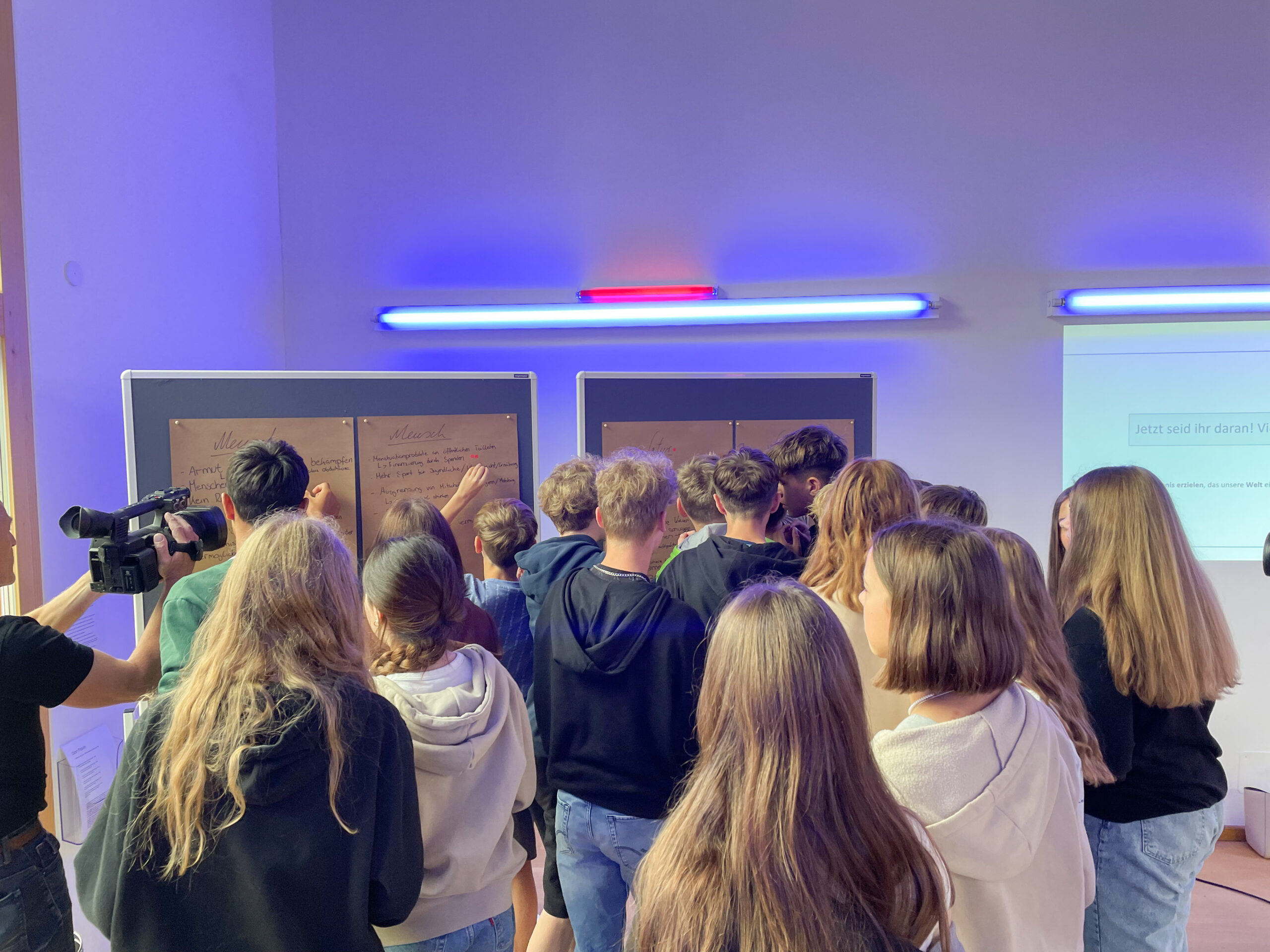 Die 8b des HTG vor Dan Flavin, Untitled (for Charlotte and Jim Brooks), 1964, Estate of Dan Flavin, VG Bild-Kunst, Bonn, Foto J. Mehler